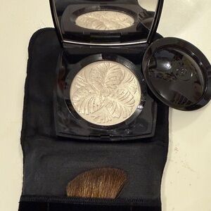 CHANEL Radiant Silver Highlighter